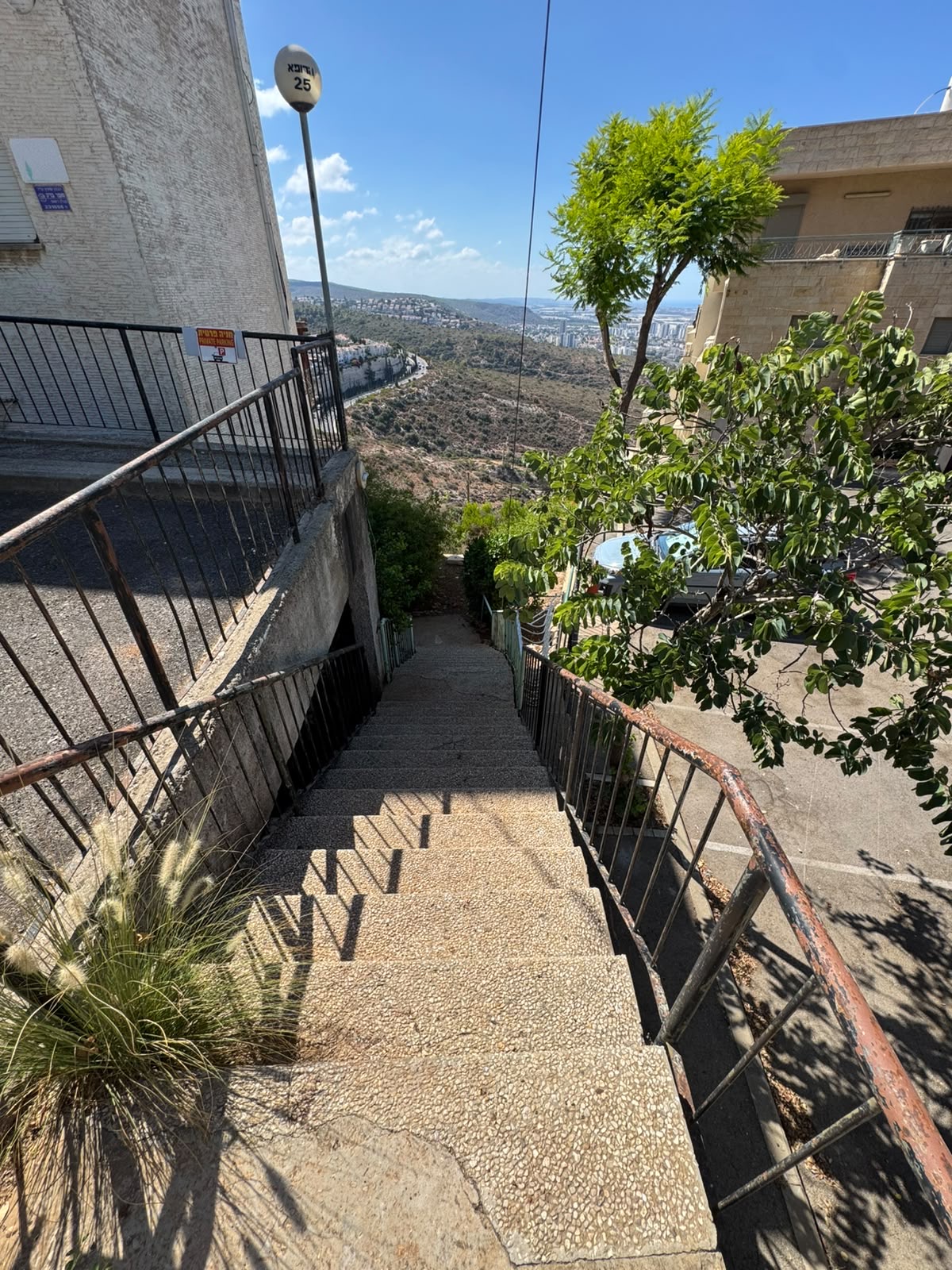 המדרגות ליד הבניין